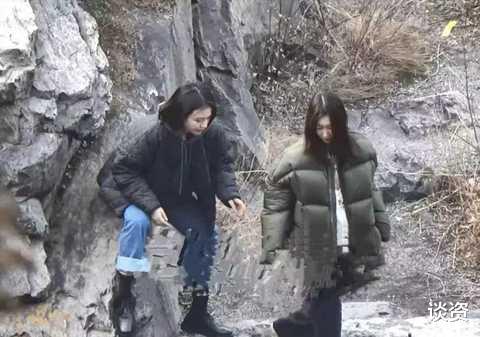 马思纯|马思纯周冬雨结伴爬山,两人形影不离很亲密,不和谣言不攻自破