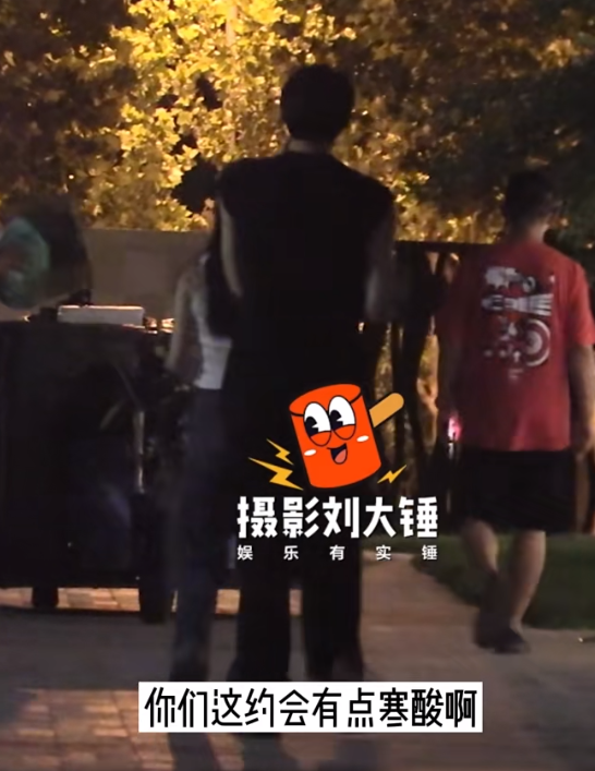 |哈妮克孜被曝和对象约会！街边抠脚素质差