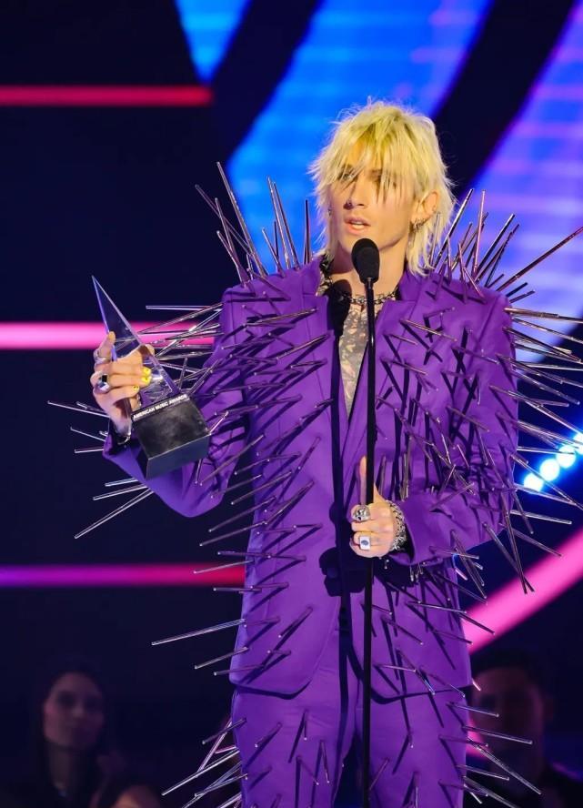 颁奖礼|梅根28岁未婚夫颁奖礼上成笑料,“一颗海胆”,还把女主持给扎了