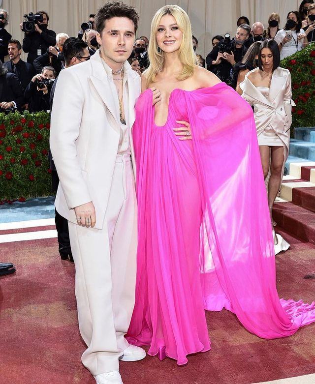 布鲁克林|贝克汉姆儿媳穿薄纱裙惊艳，小4岁丈夫殷勤呵护，当众亲脸宠不够