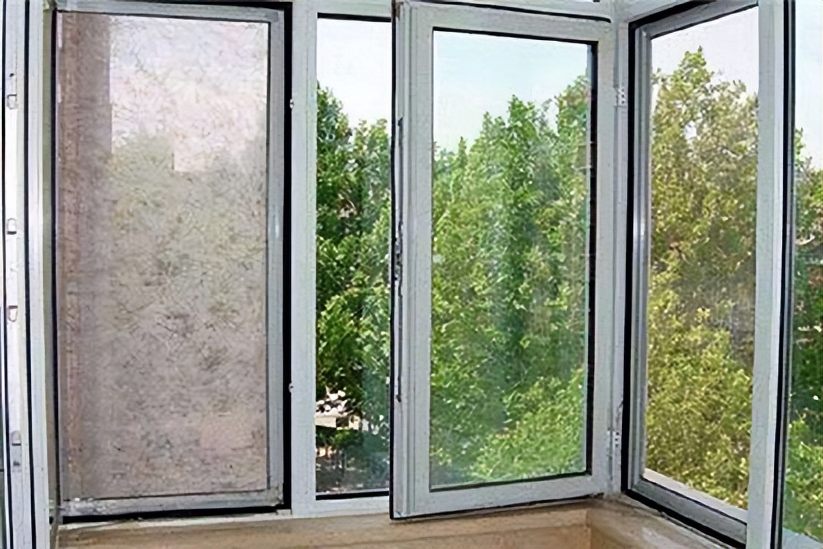 家里的纱窗脏了怎么办?不用拆下来洗,这样擦,灰尘自己掉下来