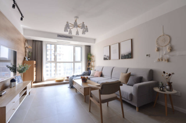 92㎡一屋两人两狗，客厅装个“假阳台”，在家看书撸狗太幸福了