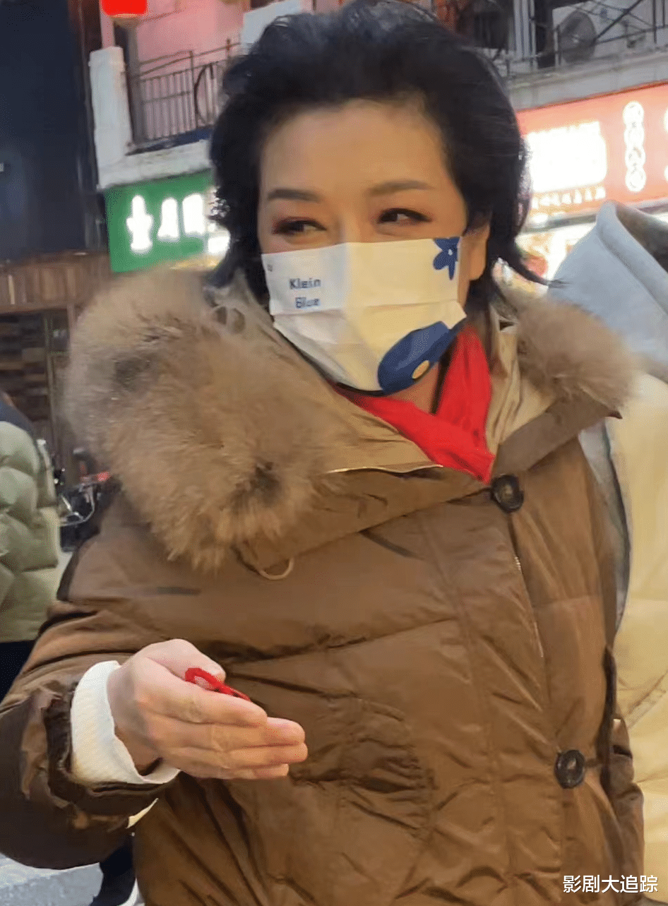 江珊|55岁江珊街边被偶遇！容颜不再变路人，身材臃肿眼角皱纹显苍老