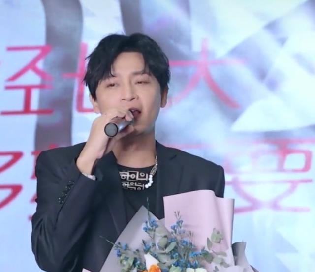 陈志朋|陈志朋在成都献唱，还是那首熟悉的《红蜻蜓》，一首歌吃一辈子？