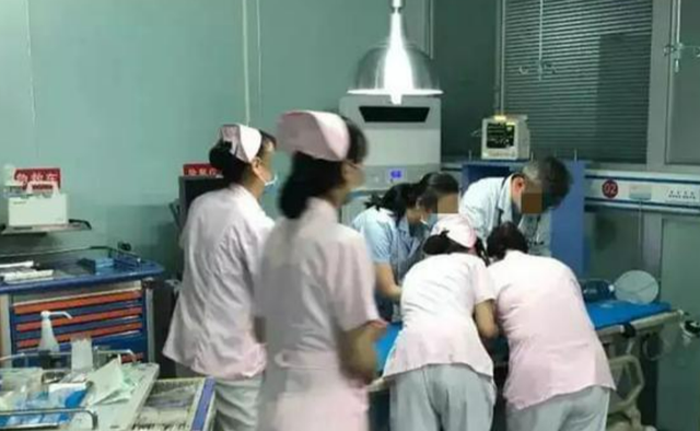 2009年,天津59岁村霸破产,因无力支付工资,遭9名女子物理阉割