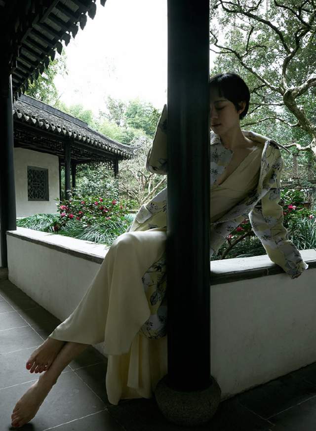 孙俪|39岁孙俪新造型太性感！穿紧身吊带秀身姿，腰部镂空皮肤白到发光