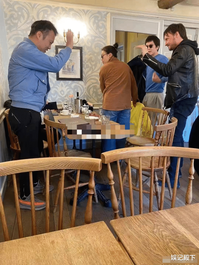 马思纯|马思纯英国逛街被拍,胖到严重变形认不出,一看就是生完孩子了!