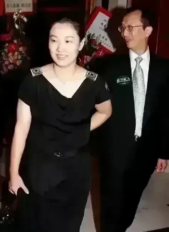 伏明霞|世界冠军伏明霞，44岁的她看起来像60多岁的阿姨一样