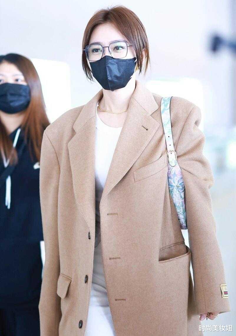 秦岚|秦岚颜值高又会穿，大码驼色大衣配白色内搭，高级又显气场