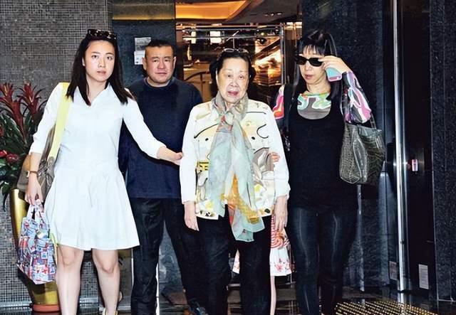 吕丽君|吕丽君乘坐豪华游艇出海，穿泳装做瑜伽秀出好身材，借此碾压甘比