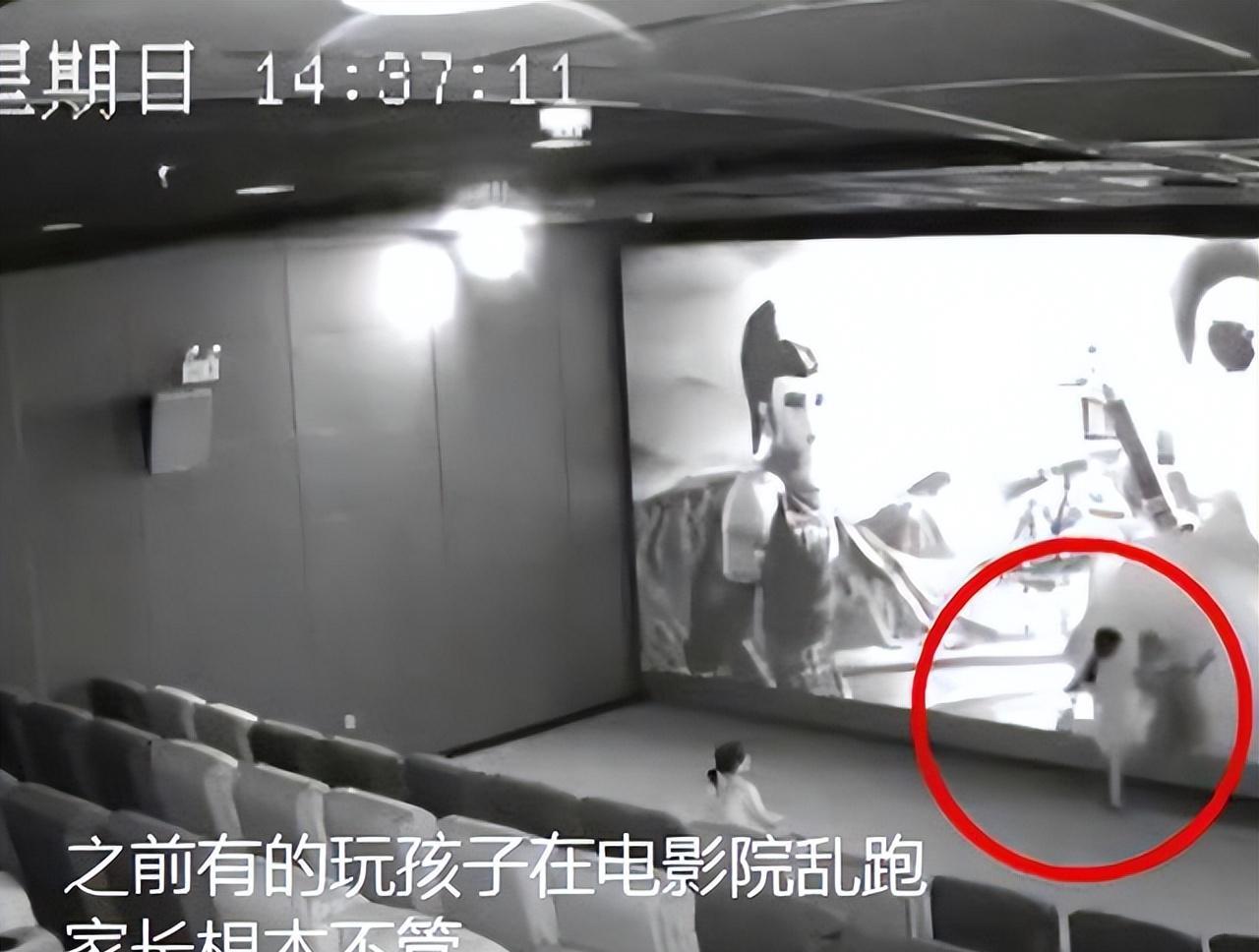 一女子观影遇“熊孩子”捣乱,提醒后竟被家长踢伤,处理结果公布