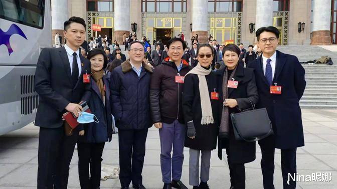 张凯丽|张凯丽接受央视采访,穿西装戴耳坠很注重形象,全程开心成眯眯眼