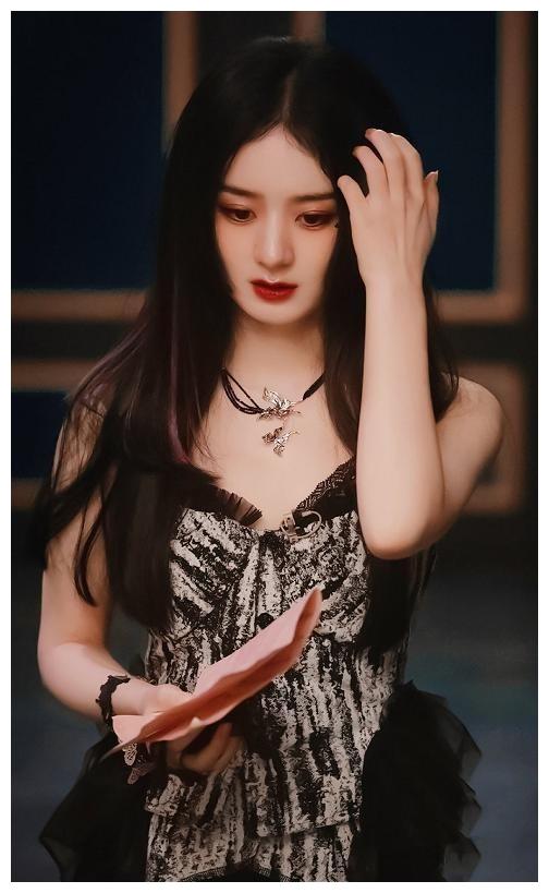 暗黑|赵丽颖尝试疯批美人造型太成功了,暗黑系病娇搭配,感觉有内味了