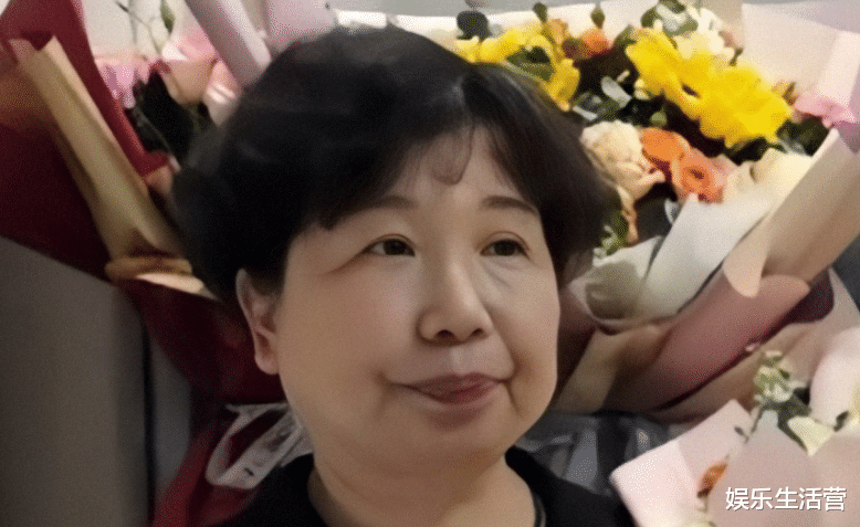 杜新枝|杜新枝手捧鲜花庆祝，不敢看镜头嘴唇紧闭，网友：这次没送锦旗？