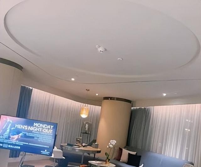 黄晓明|黄晓明绯闻女友:深大校花,被爆离过婚、有孩子,还牵出更多秘密