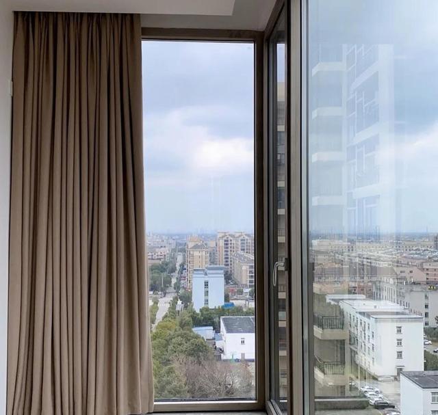 看了很多家庭的窗户，发现了窗户玻璃上的3个“通病”，太扎心了