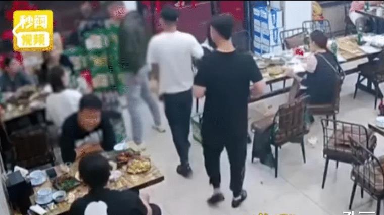有玄机!唐山烧烤店现场视频中,有个十分蹊跷的地方