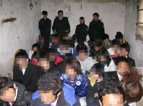 四川一男子坐飞机与女友奔现,第一天逛街吃饭,次日坠楼身亡