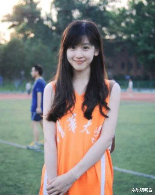 钟汉良|28岁章泽天为自家品牌站台,拎20w奢侈球形包遭嘲:村头一枝花