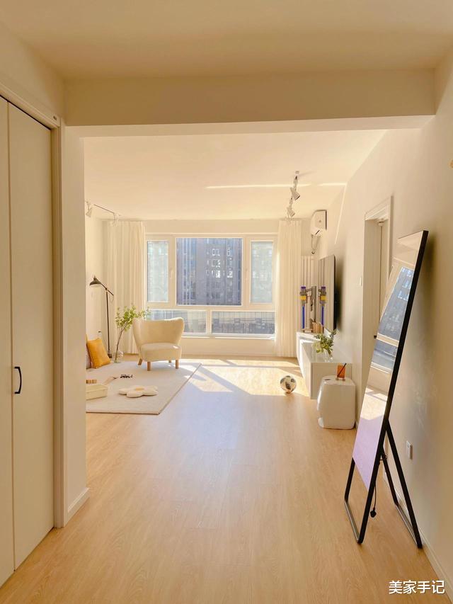 坚持断舍离的二胎妈妈,不买沙发茶几,将96㎡小家装修得“空无一物”,太漂亮了