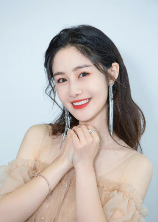 央视|最清纯女主持,颜值高实力强,主持大方,搭档央视主持朱迅不逊色