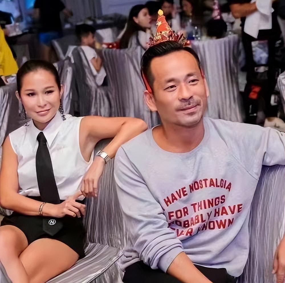 周焯华|周焯华开审:正室陈慧玲生活奢靡,两孩子不受影响“笑容满面”