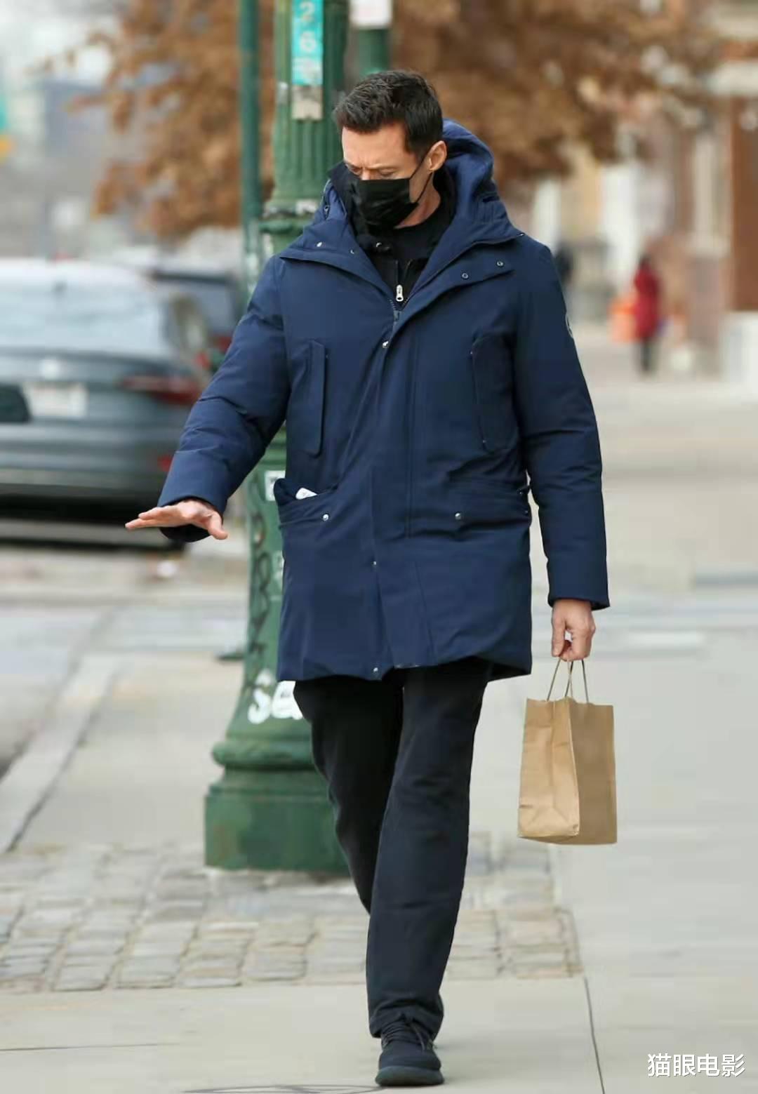 金刚狼|53岁金刚狼外出逛街，羽绒服口袋被塞满，网友：想给他整理衣领