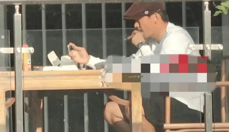 王宝强|网友偶遇王宝强喝茶，扮相斯文大口抽雪茄，与友人谈笑风生很惬意