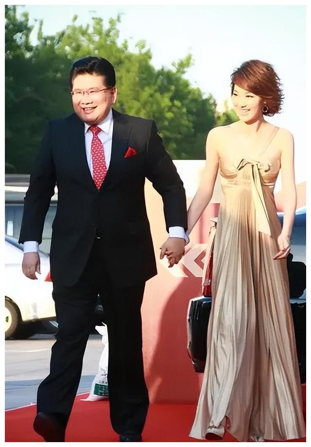 王冠|“美女主持”王冠：和曹可凡传绯闻，被母亲催婚，39岁仍单身