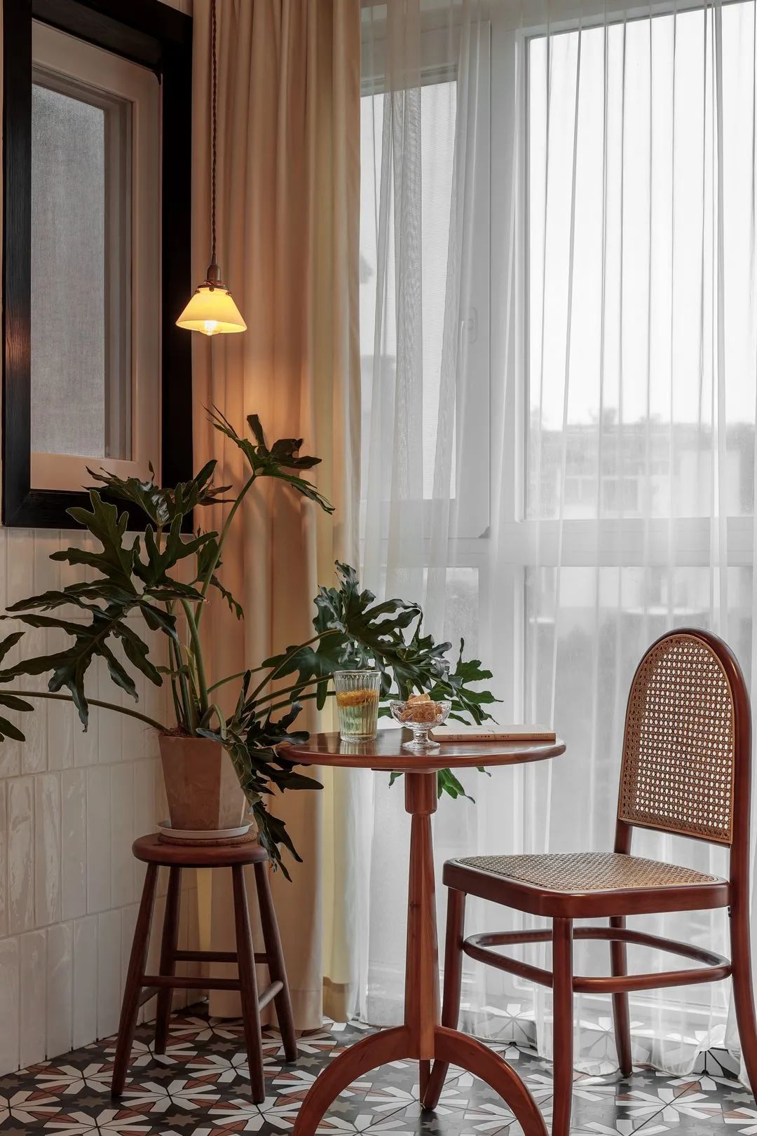 越来越多人不要电视，学她家这么装，91㎡混搭复古，超有品味！