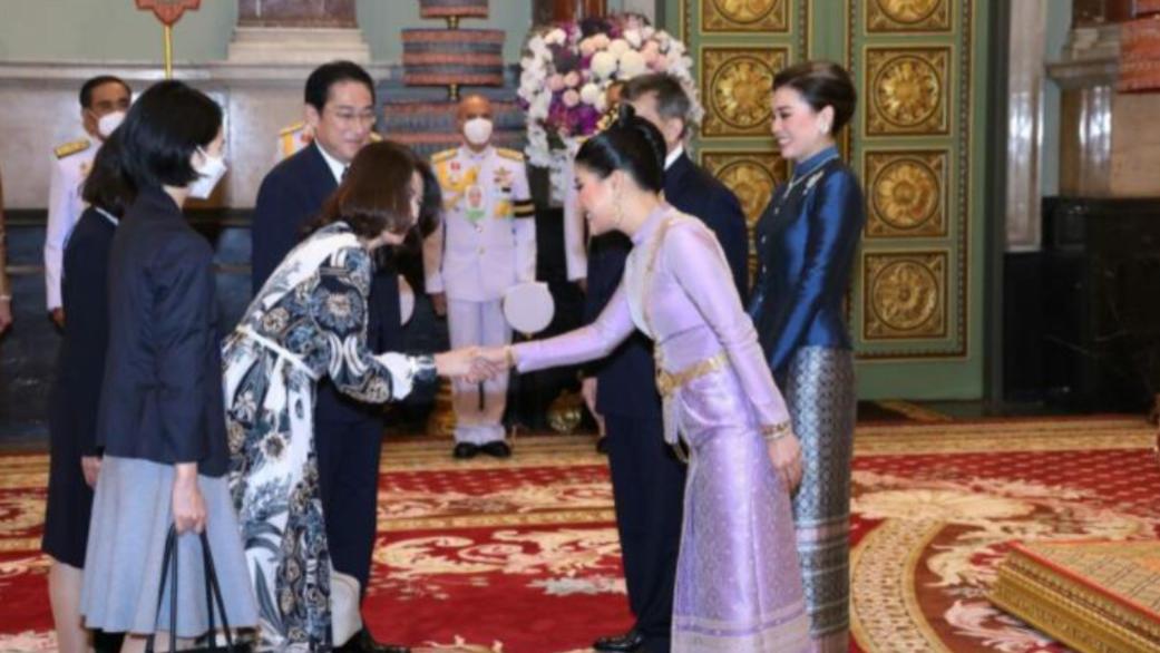 思蕊梵|58岁岸田裕子亮相大皇宫！和思蕊梵握手落落大方，站C位美成焦点