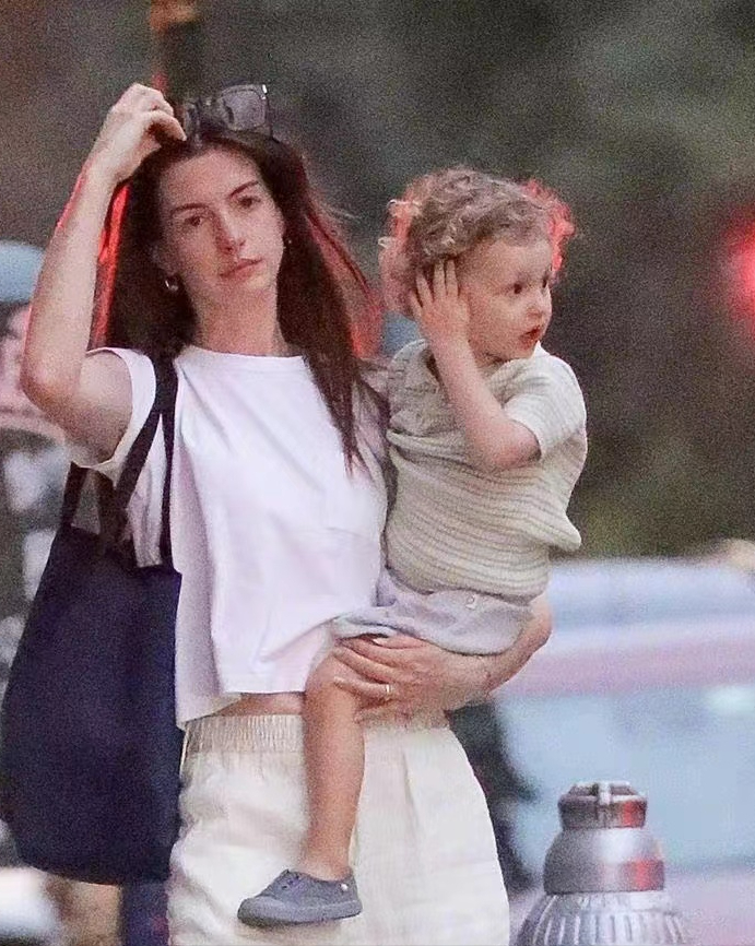 安妮·海瑟薇|40岁安妮海瑟薇单手抱娃真牛!素颜穿短袖却更美,俩儿子颜值超高