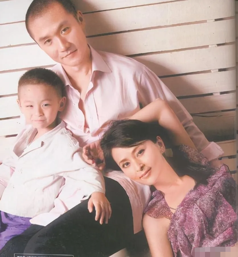 余苑绮|何音豪宅内晒娃！儿子撞脸吴磊颜值高，与生父黄志忠11年未同框