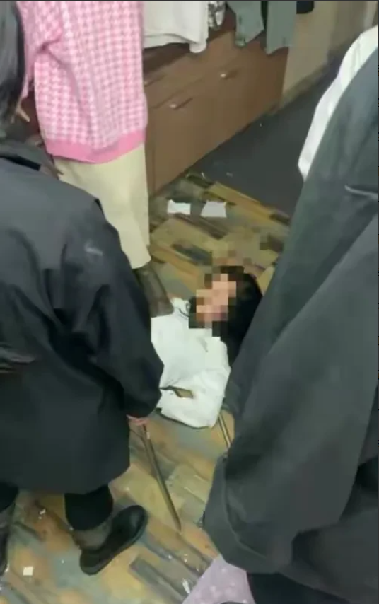 黑龙江齐齐哈尔,一名少女躺在地上,被7名同龄女孩群殴