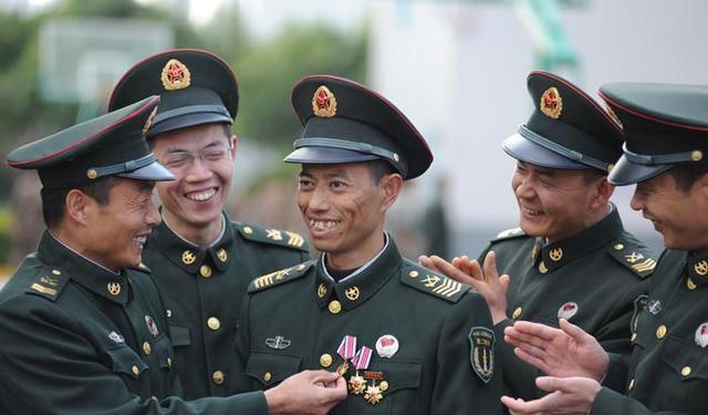 退休|《号手就位》中，一级军士长郎班长退休后，享受什么待遇？