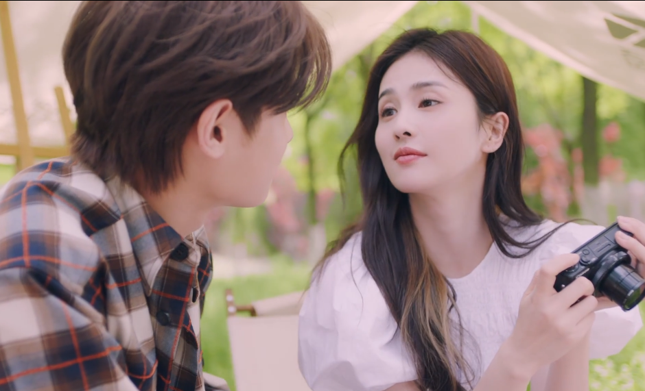 白梦妍|白鹿晒新MV，和“男友”如胶似漆，温馨缠绵