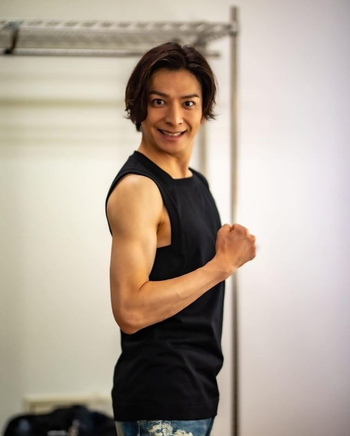 男神|日本“侧颜男神”升级当爸！和妻子相差10岁的爱情太让人羡慕…