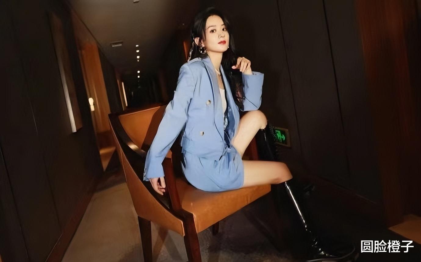 赵丽颖|赵丽颖穿西装太酷了，一身蓝色西装配马丁靴，又温柔又酷飒