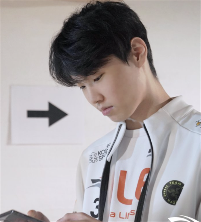 Uzi|小花生想夸奖uzi，却连续3次被尬住，ON“反客为主”锐评chovy？
