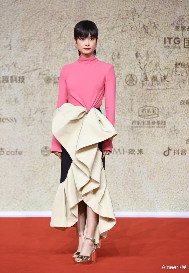 李宇春|李宇春的身材太薄了,荷叶边半裙拼接粉上衣,穿出松垮效果