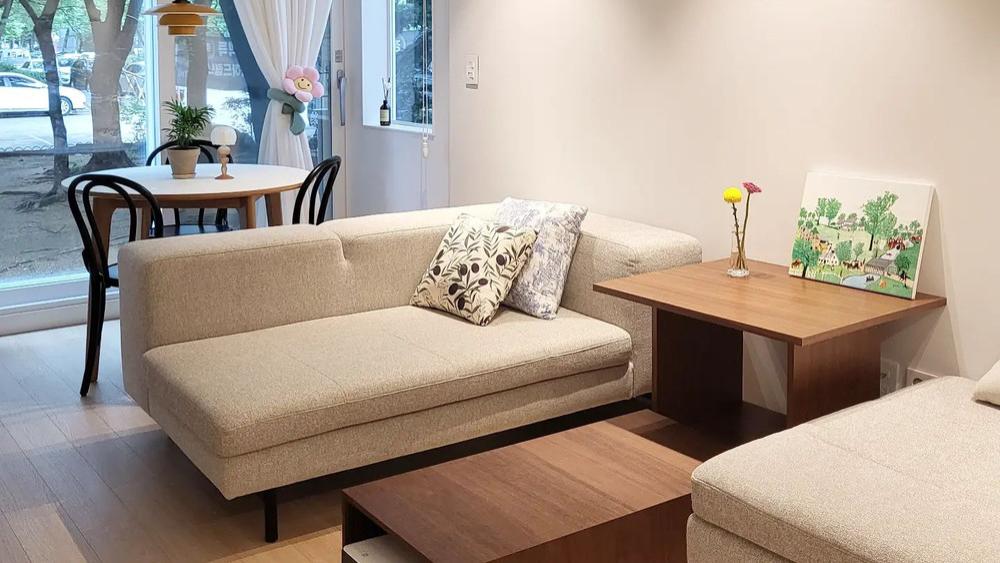 明明买在一楼，整面落地窗+超棒的小区绿化，却有着别墅般的体验