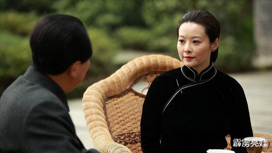 袁立|50岁袁立晒上班日常，坐2元公交吃盒饭，身材圆润发福明显