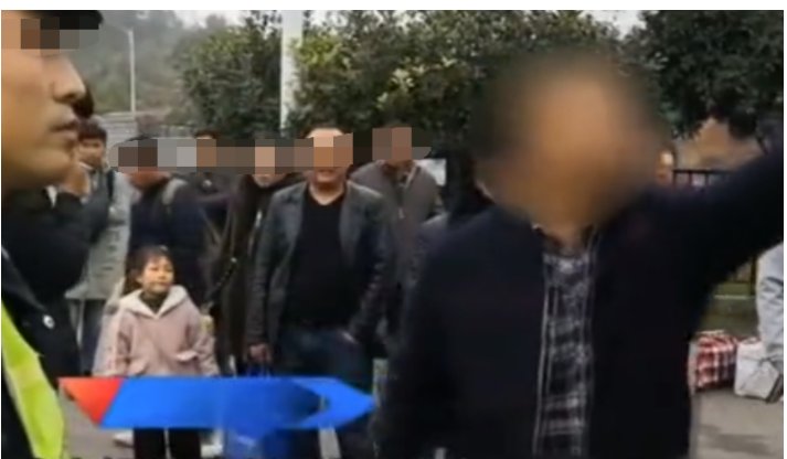 贵州,一辆卧铺大巴车驶入服务区,准备加点油,一名男子趁着这个间隙,下车去上厕所