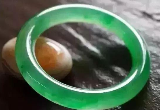 翡翠|鉴赏翡翠到底需不需要打灯？这要看自身，对这一行的了解有多透彻