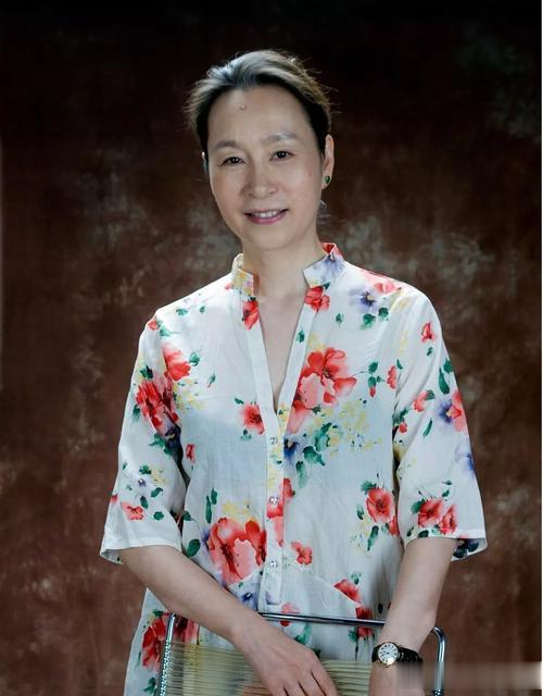 奚美娟|老戏骨奚美娟:高龄产子却被离婚,独自抚养儿子27年后,苦尽甘来