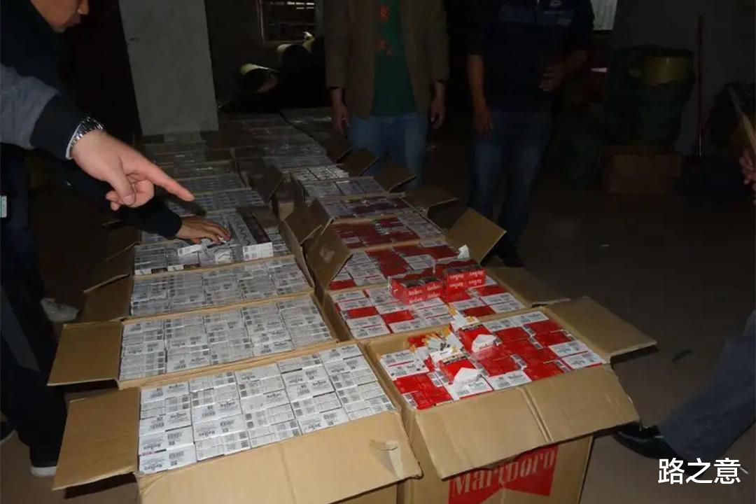 他是一名撬锁大盗,入狱后因为一个女人,发明的锁世界无人能破!