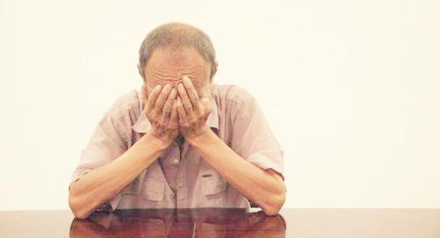 中年男子佛系扎根单位谁也不巴结,自从他儿子进单位后,顿时判若两人