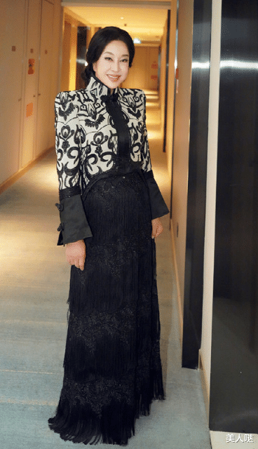 刘晓庆|69岁刘晓庆皮肤光滑无皱纹，穿短裙青春逼人，凹凸身材真有“料”