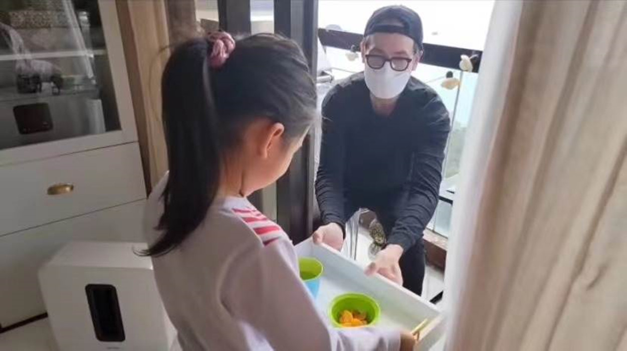 麦家琪|香港疫情持续爆发！知名港星街头不戴口罩热舞，笑容满面举止遭批