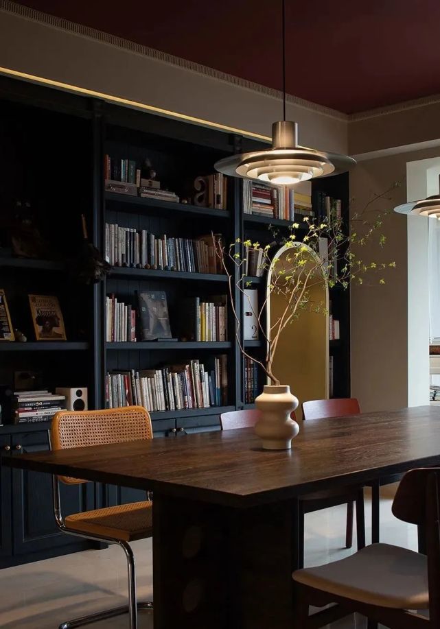 坚持摒弃客厅,不买沙发茶几!这对夫妻的家,成了装修界的教科书